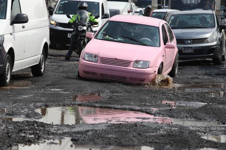 Los baches son cada vez más enormes.