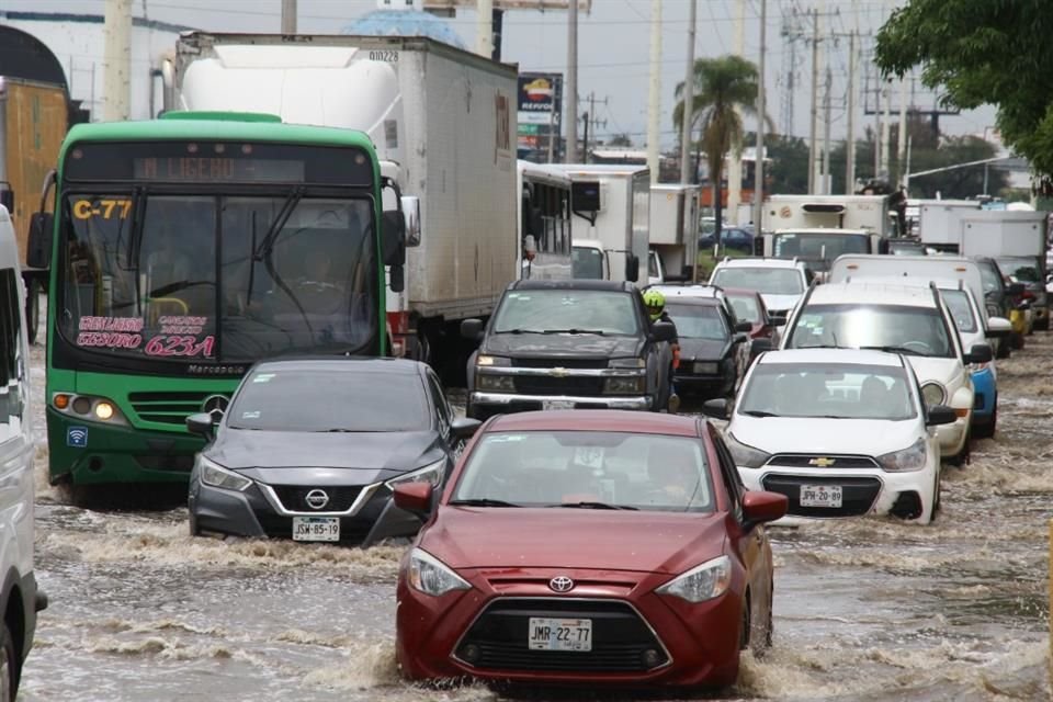 Los baches y encharcamientos hacen que el flujo de tránsito sea cada vez más lento.