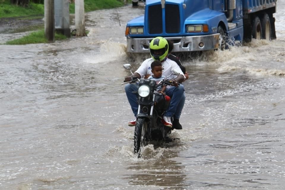 Transitar por esta avenida es toda una peripecia en temporada de lluvias.