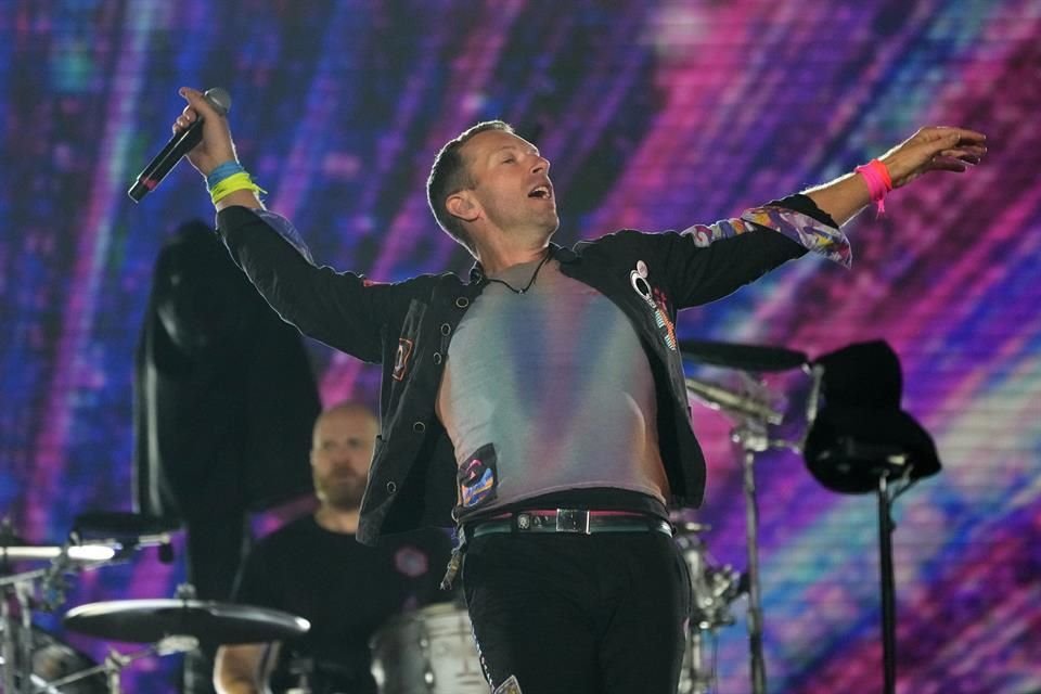 La pareja que fue exhibida en la kiss cam durante el concierto de Colplay, no sólo enfrenta el escarnio público, ahora han sido suspendidos de sus funciones en la empresa donde laboraban: Astronomer