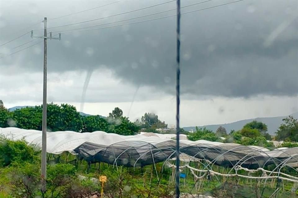 Dos trombas ocurrieron en el Lago de Chapala, una de las cuales tocó tierra, aunque no se generaron daños.