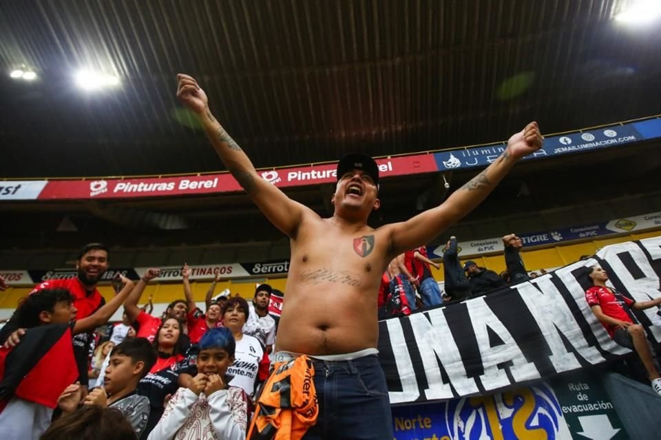 La Fiel respondió al Banderazo Rojinegro.