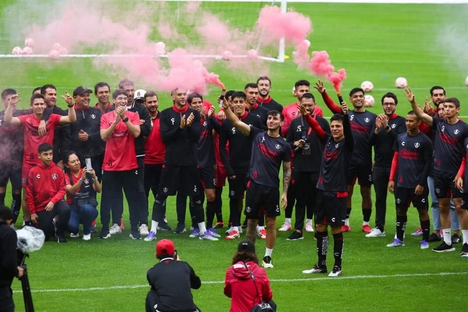 El equipo saludó y convivió con los aficionados.