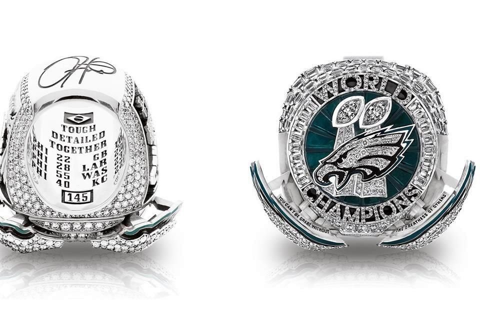 El anillo cuenta con un botón para abrir una frase en forma de alas y tiene grabados los resultados de Playoffs, firma, número y apellido de los campeones.