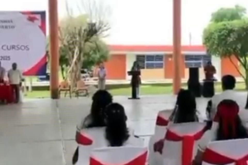 Una alumna de una prepa en Pijijiapan, Chiapas, denunció acoso por parte de maestros durante su discurso en el evento de graduación.