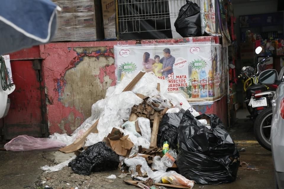 Basura en los alrededores del Mercado de Abastos.