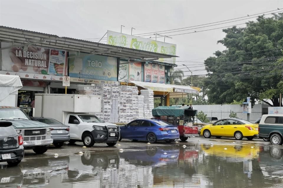 Las calles persisten con grandes encharcamientos.