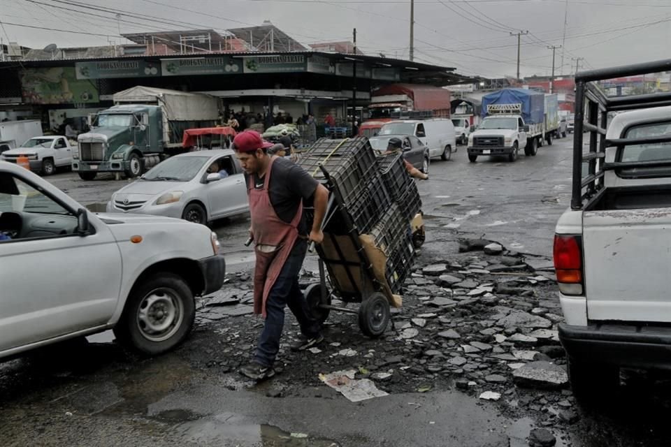 La lluvia reventó el concreto de Avenida Chicalote, esquina con Avenida Mandarina, en el Mercado de Abastos.