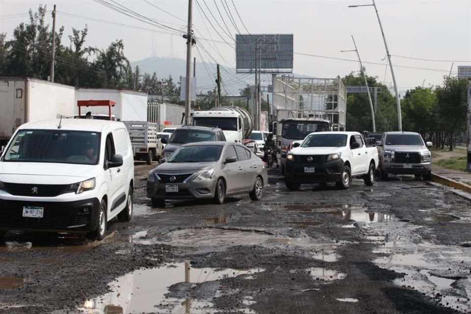 Con el temporal, brotan los baches en la Avenida Adolf B. Horn.