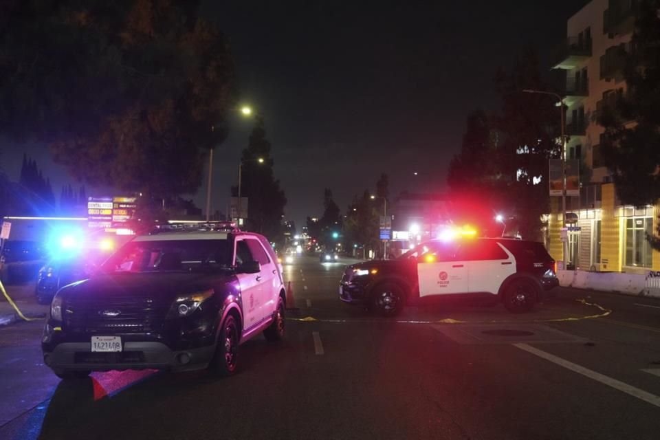 El conductor de un 'vehículo no identificado' atropelló a una multitud en Los Ángeles la madrugada del sábado, dejando 28 heridos