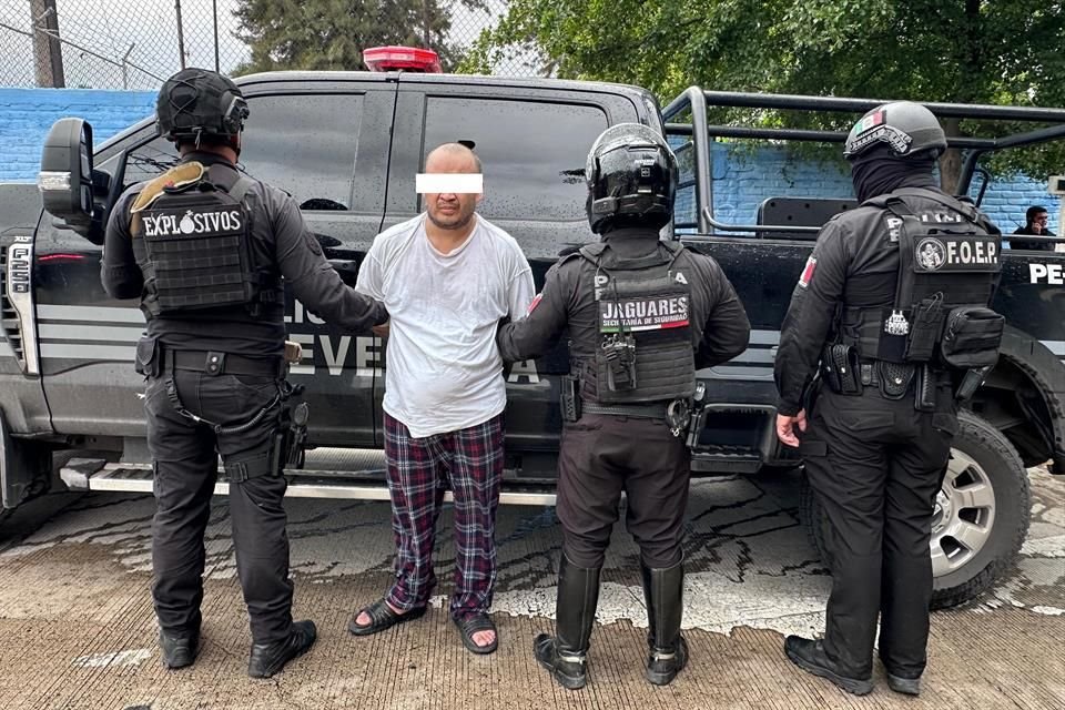 Un hombre que cargaba con cuatro granadas de fabricación casera, un arma hechiza y 12 kilos de mariguana fue detenido en Miravalle.