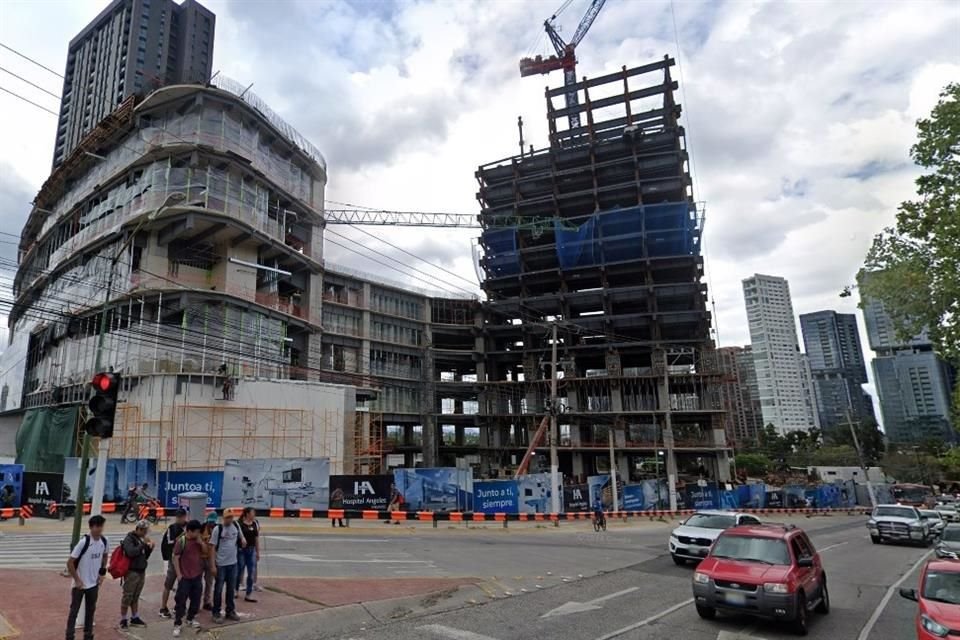 Debido a maniobras en el nuevo Hospital Ángeles, que se localiza en la zona de Andares, se presentarán durante la próxima semana cierres nocturnos en la Avenida Universidad.