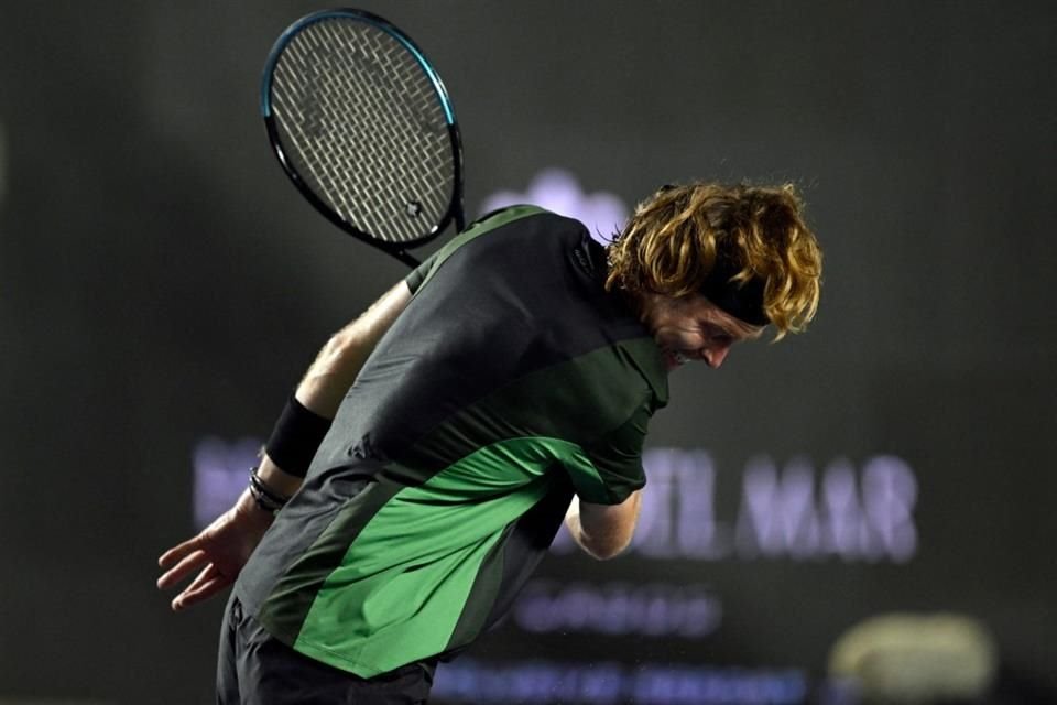 Andrey Rublev descargó su impotencia golpeando la raqueta.