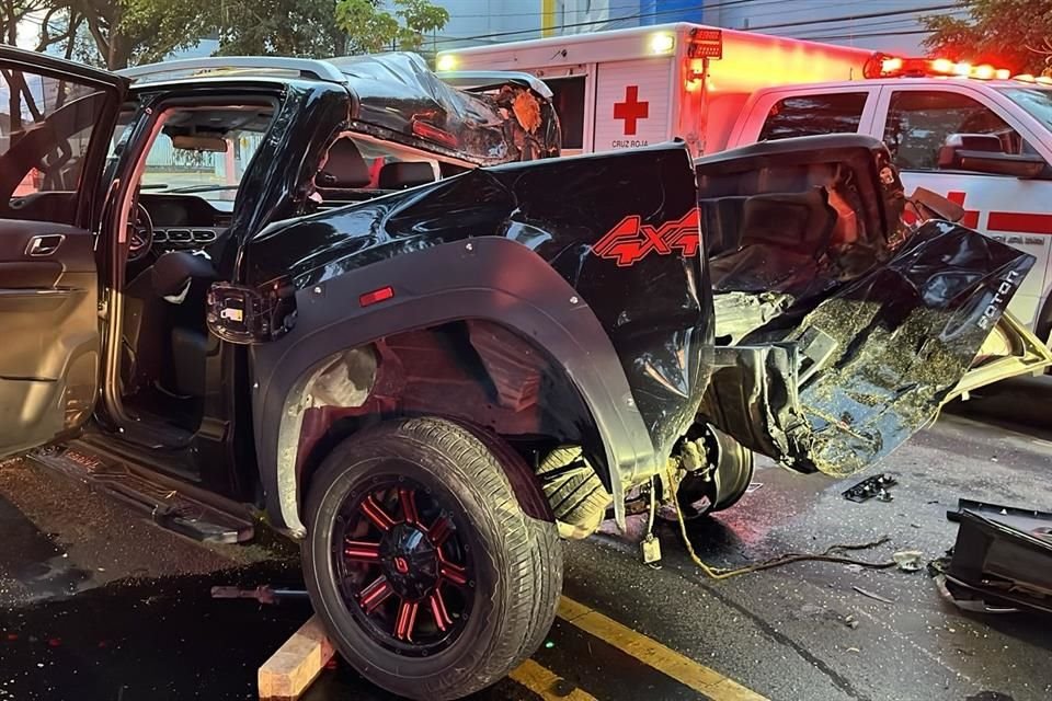 El choque entre una camioneta pick-up y una camioneta de carga en el cruce de Mariano Otero y Topacio, frente a Plaza del Sol, dejó como saldo dos personas lesionadas.