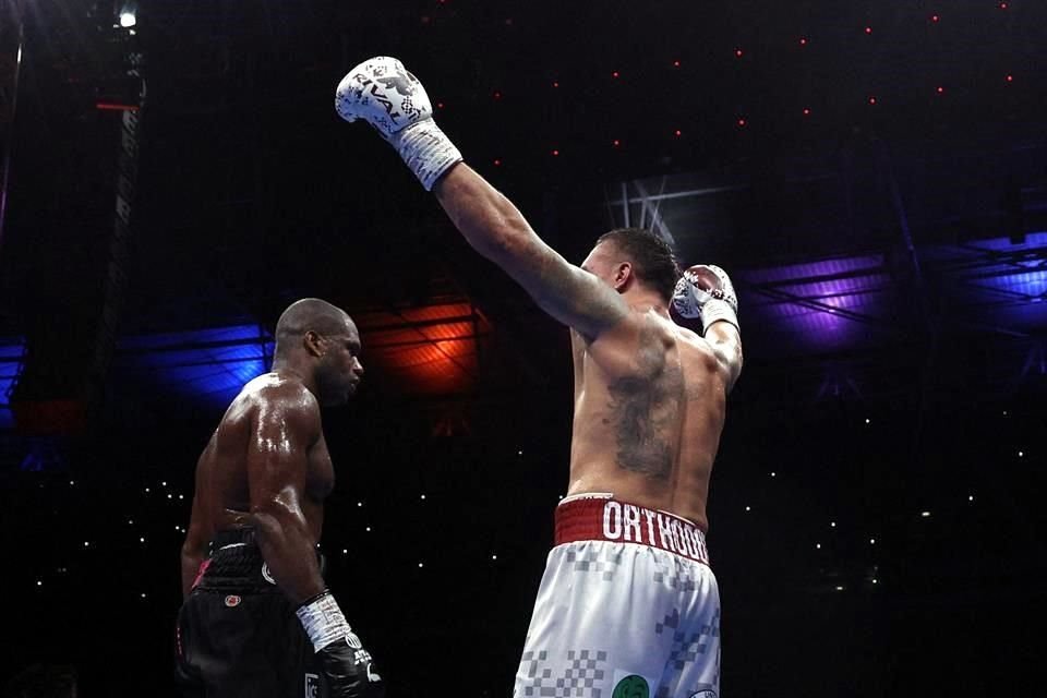 Oleksandr Usyk derrotó de nueva cuenta a Daniel Dubois con otro nocaut, esta vez en el quinto round.