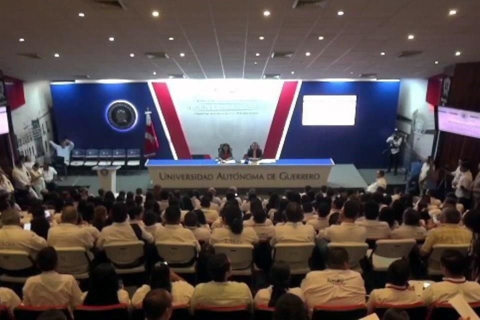 El Consejo Universitario de la UAGro expulsó a dos maestros acusados de acosar a alumnas.