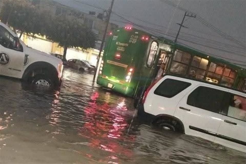Inundaciones en la Avenida Juan de la Barrera.