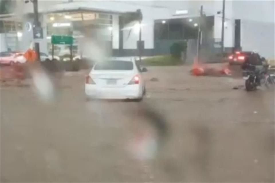 Inundaciones en la Avenida Adolf Horn.