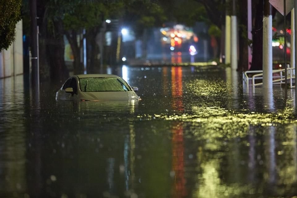 Varios vehículos se inundaron en la Av. López Mateos (en la zona de Plaza del Sol) al subir repentinamente el nivel del agua.