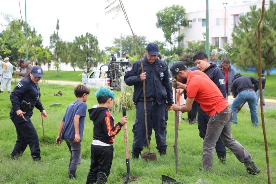 El objetivo del programa es reforestar con la comunidad para evitar la violencia.