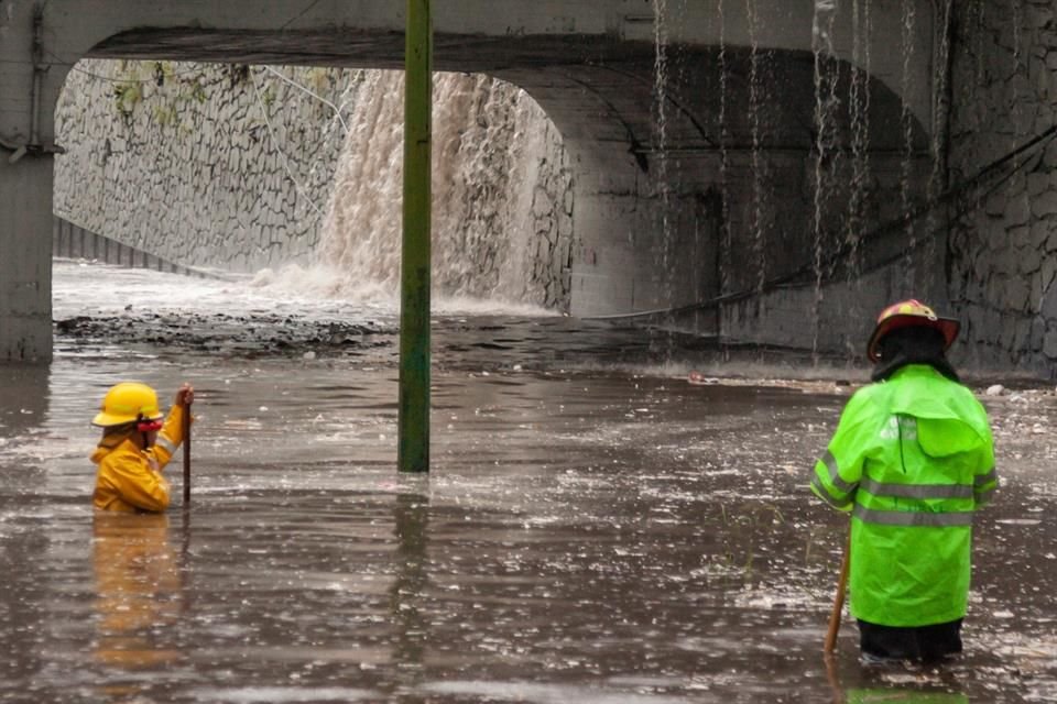 Inundación en Av. 8 de julio y Washington.