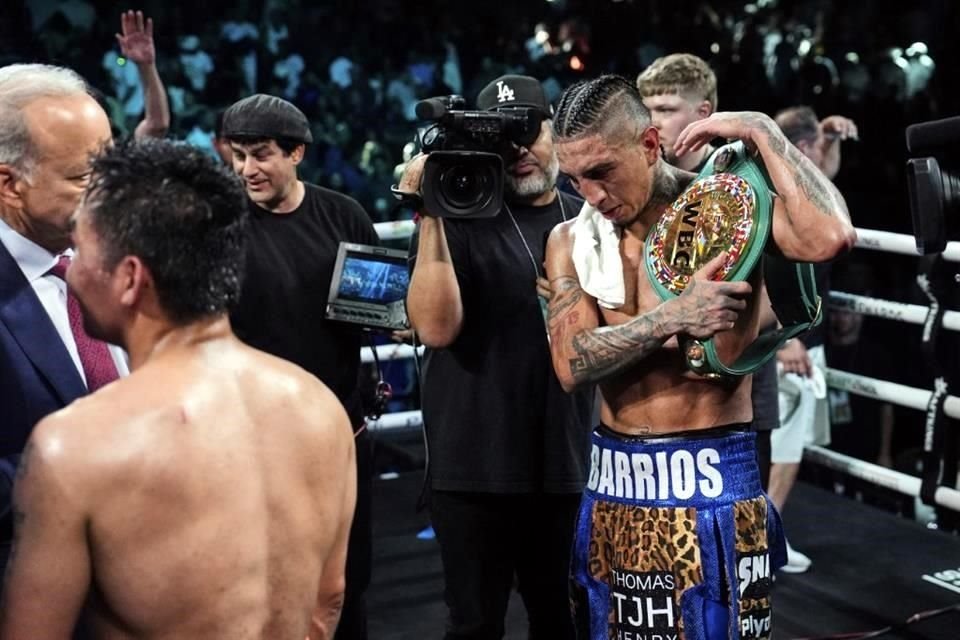 Mario Barrios conservó el título Welter.
