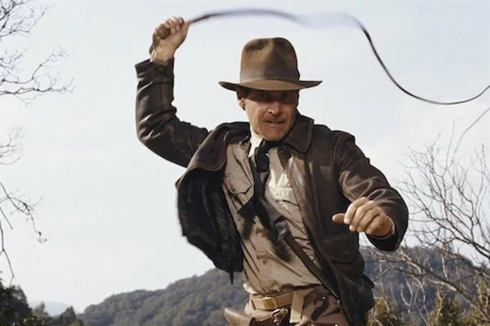 El látigo que usó Harrison Ford en la tercera película de Indiana Jones fue subastado por poco más de medio millón de dólares.