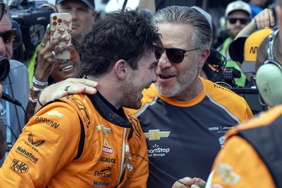 O'Ward fue felicitado tras la carrera por Zak Brown, CEO de McLaren Racing.