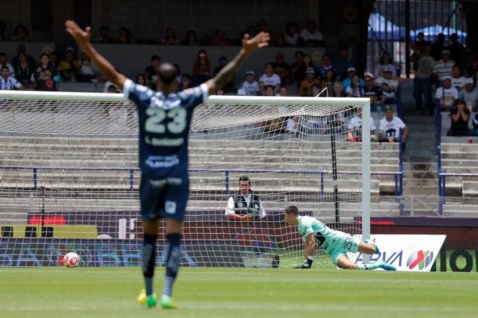 Parra no alcanzó a llegar en el disparo de Togni.