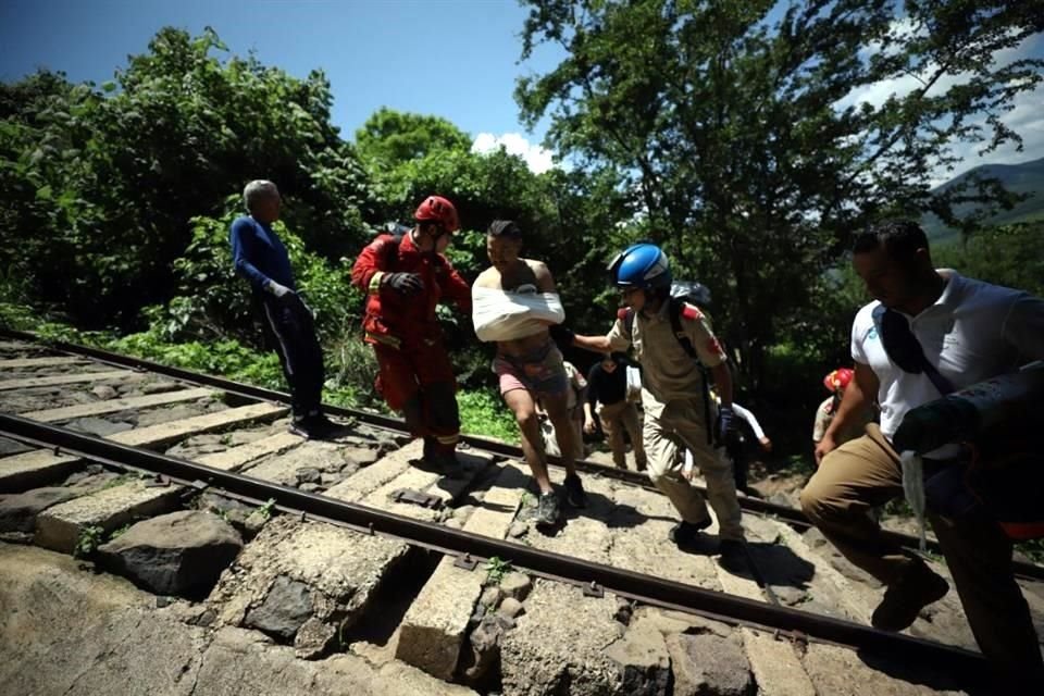 El muchacho fue trasladado hacia un puesto de socorros y su estado de salud fue reportado como estable, pese a lo aparatoso del incidente.