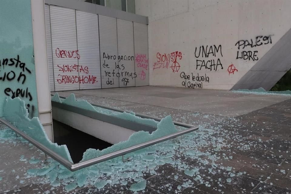 Manifestastes realizaron pintas y destrozos en el Museo de Arte Contemporáneo.