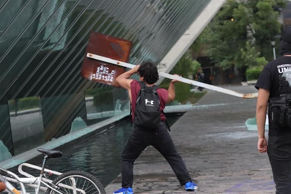 Sujetos utilizaron objetos para romper los vidros, los cuales colapsaron.
