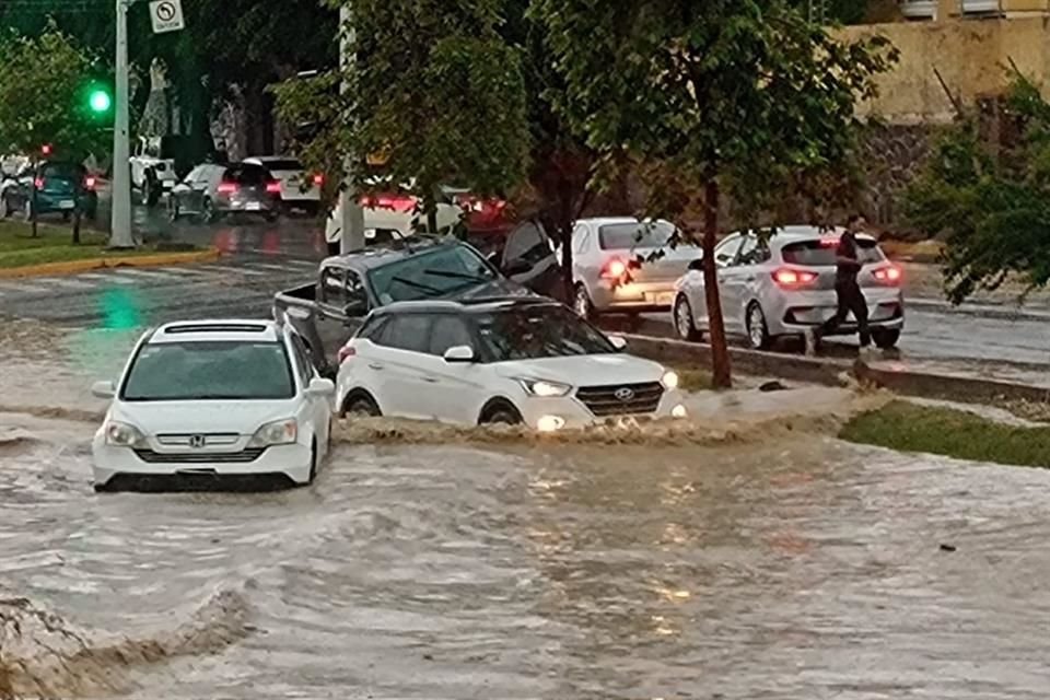 Inundación en Avenida Acueducto.