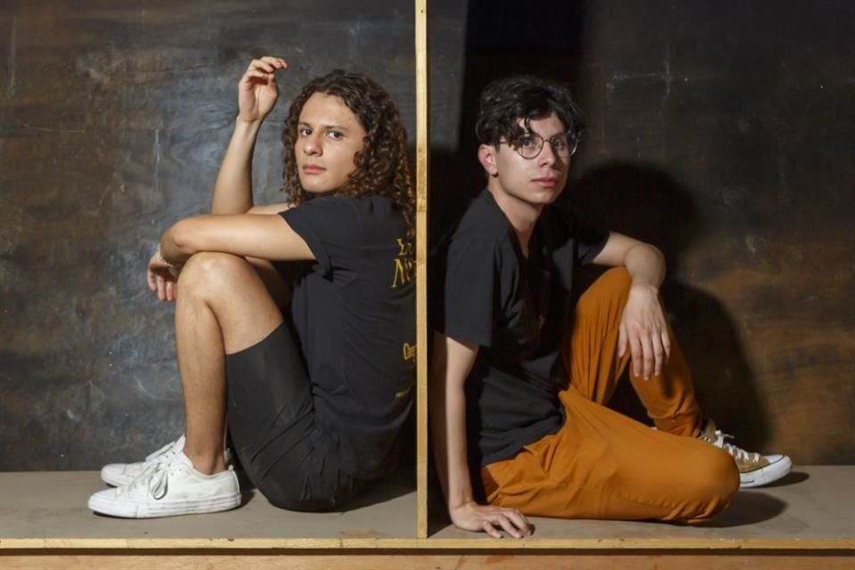 Mauricio Carvajal y Erick Isaac Ramírez escribieron 'Los Niños no Lloran', una puesta en escena que presenta el reto de las masculinidades.