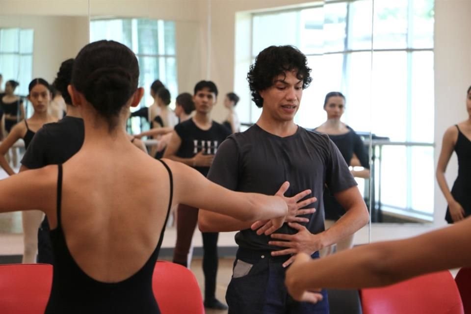 El bailarín tapatío Esteban Hernández llegó a la Ciudad para dirigir una clase maestra en el como parte del proyecto Pirouetteando.