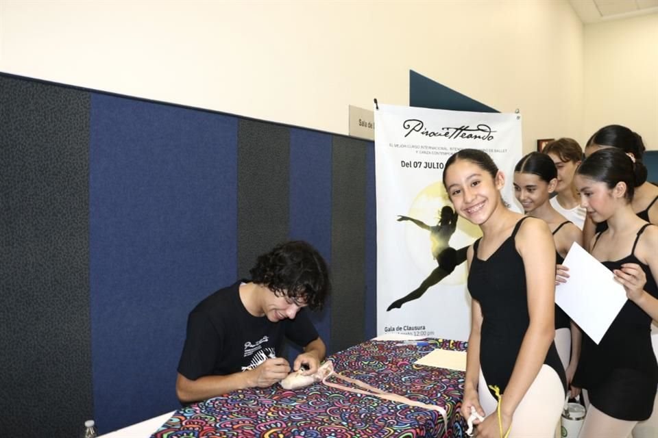 Además de la clase, Esteban firmó autógrafos y se tomó fotos con los asistentes.