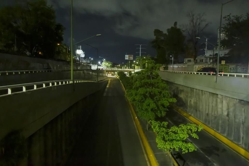 Mientras la Alcaldesa de GDL presume que el Municipio es 100 por ciento LED, automovilistas van a oscuras en Mariano Otero e Inglaterra.