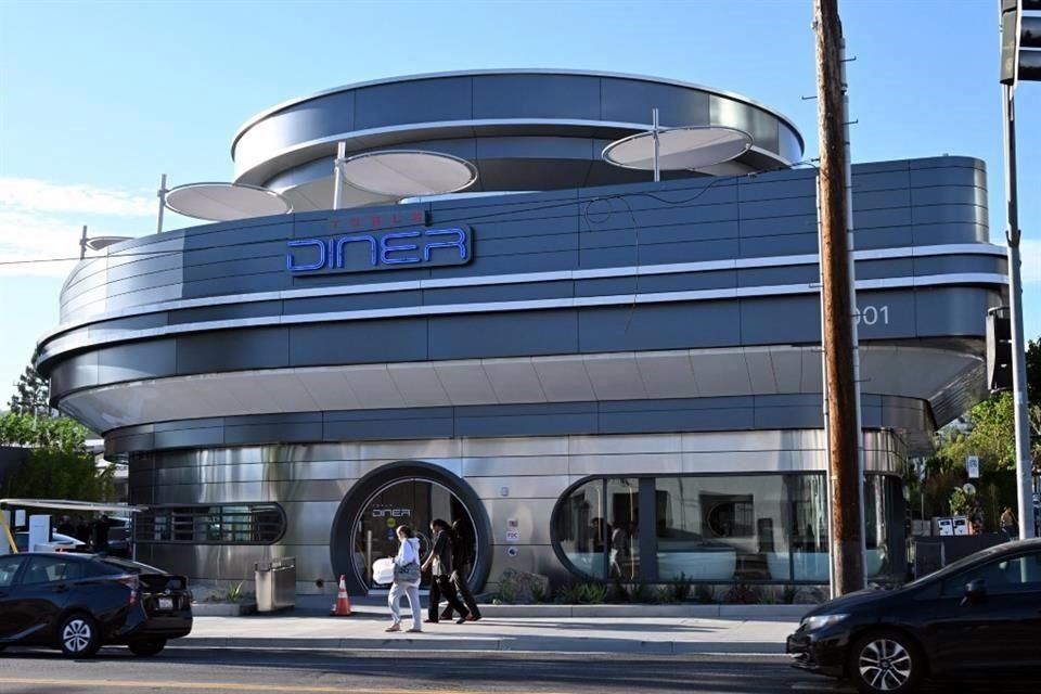 Vista del ristorante Tesla Diner situato sul Santa Monica Blvd, a Los Angeles.