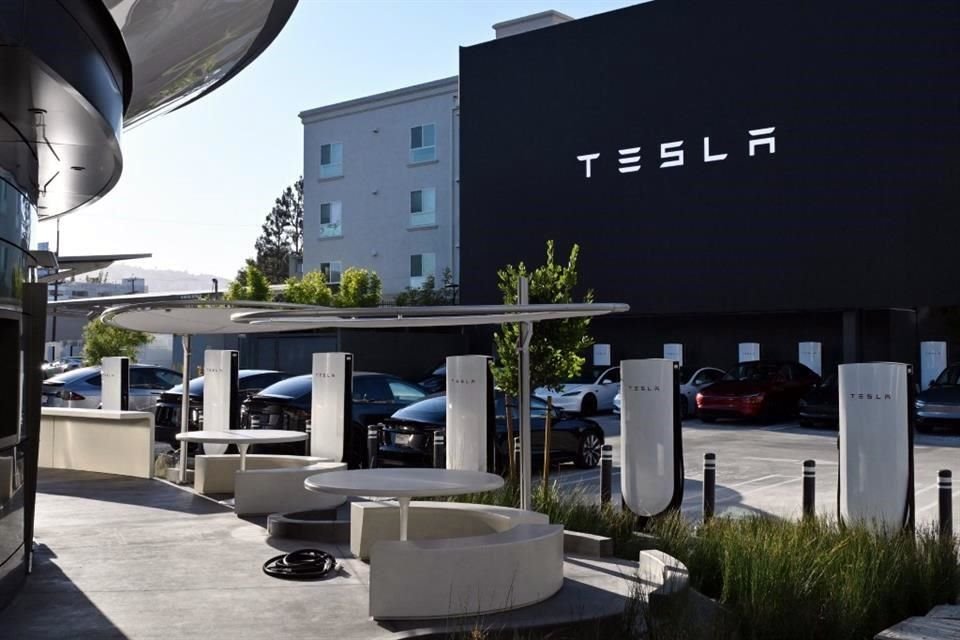Vista esterna del Tesla Diner, dotato di supercharger e di un mega schermo LED.
