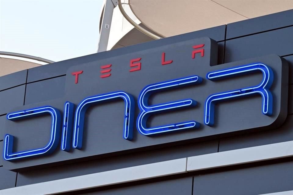 Il concetto del Tesla Diner è retrofuturistico.