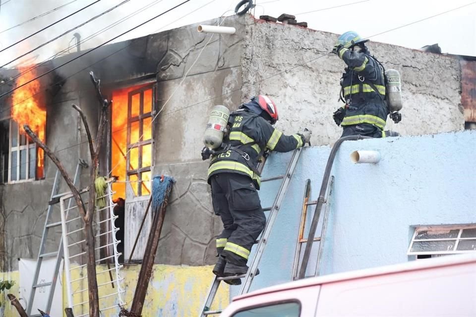 Las llamas afectaban dos cuartos de cuatro metros por cuatro, donde los uniformados se dedicaron a sofocarlas.