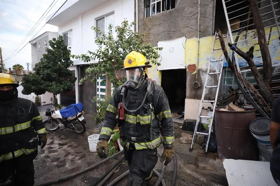 Tras controlar el avance del fuego, los bomberos procedieron a sofocarlo y posteriormente realizaron una inspección en la finca.