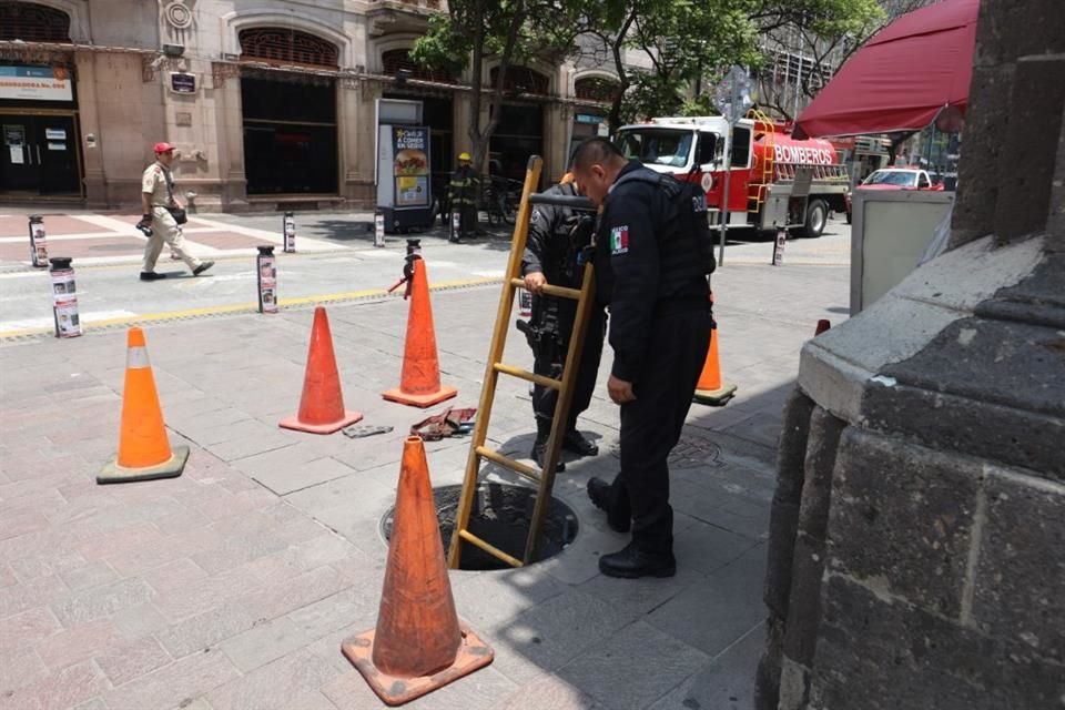 Un incendio en un registro ubicado contra esquina de Palacio de Gobierno provocó la evacuación del edificio de gobierno.