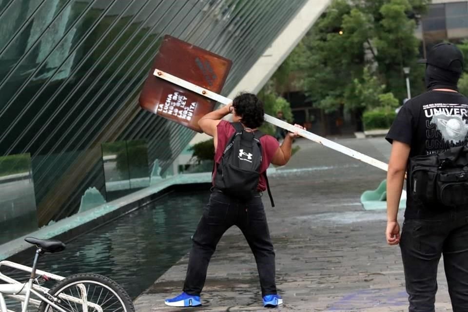 Demonstranten die zondag deelnamen aan een mars tegen gentrificatie hebben de gevel van het Universitair Museum voor Hedendaagse Kunst (MUAC) beschadigd.