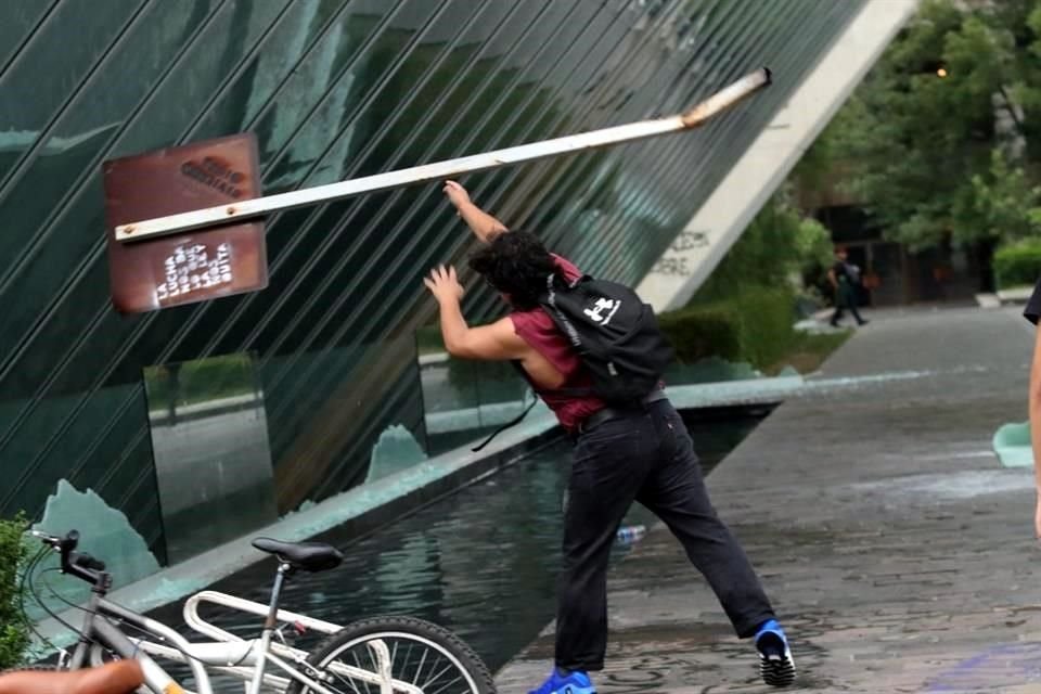 Op de universiteitscampus werden meerdere ramen vernield door een wegwijzer.