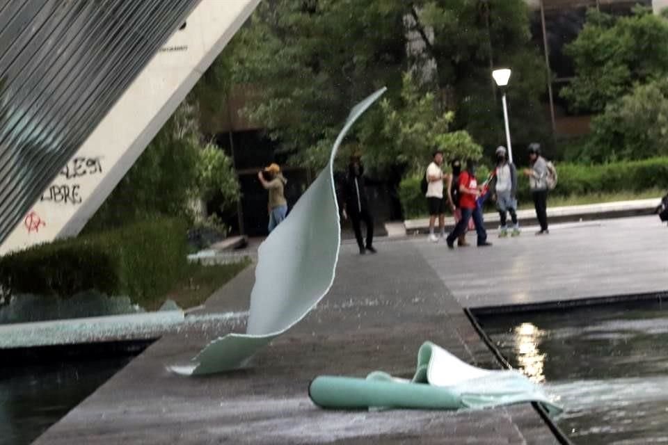 De demonstranten schilderden ook graffiti voor het museum in het Universitair Cultureel Centrum.