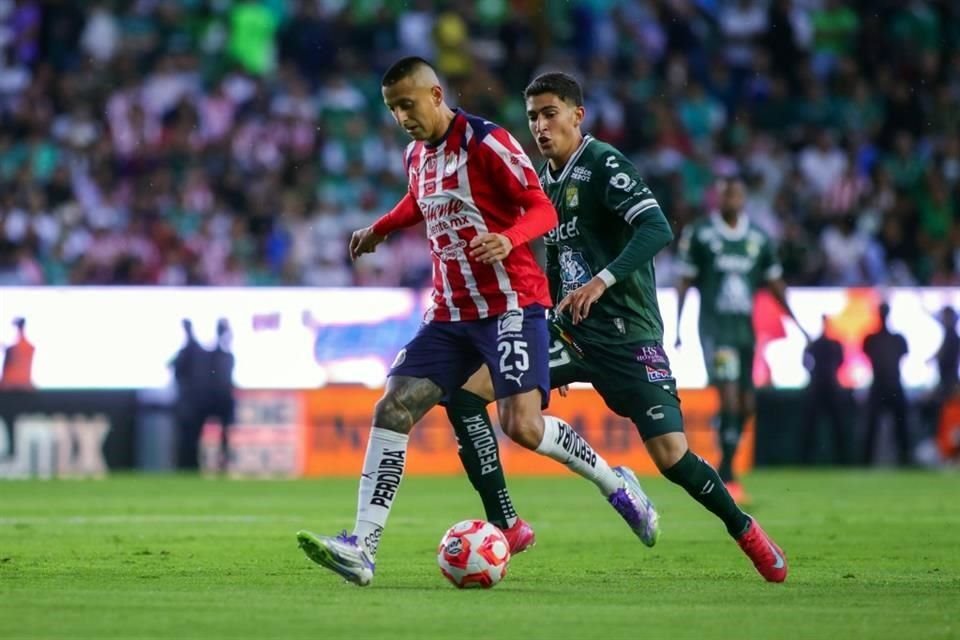 El 'Piojo' Alvarado vio acción en la derrota de Chivas ante León.