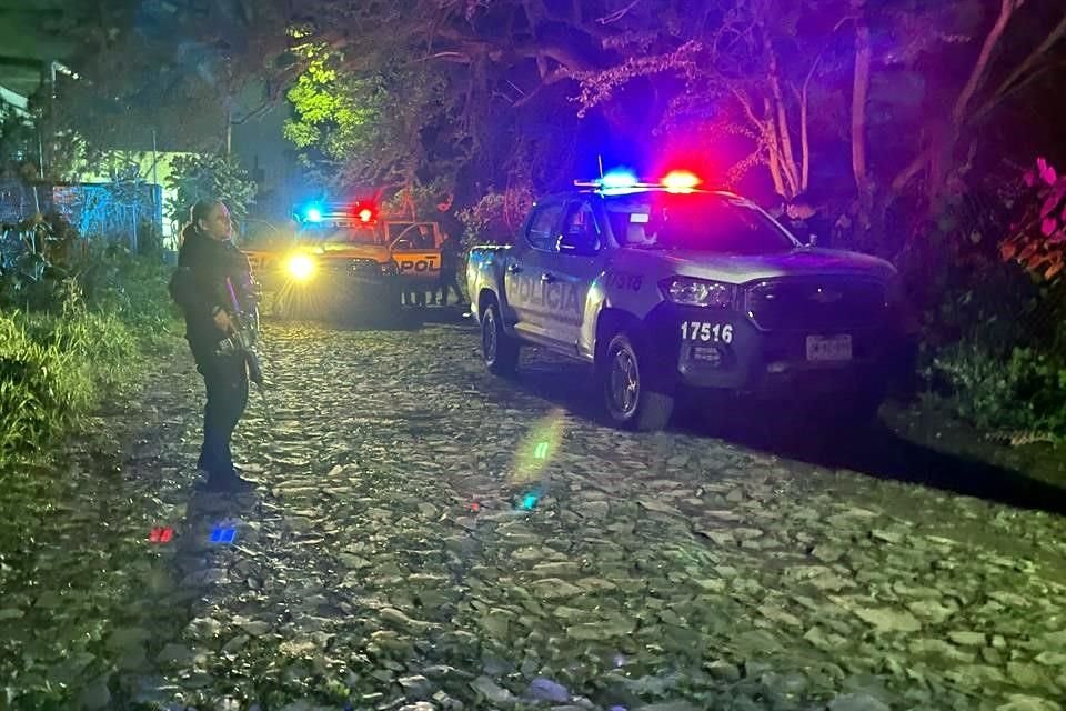Los policías lograron capturar a dos hombres y asegurar un arma de fuego.