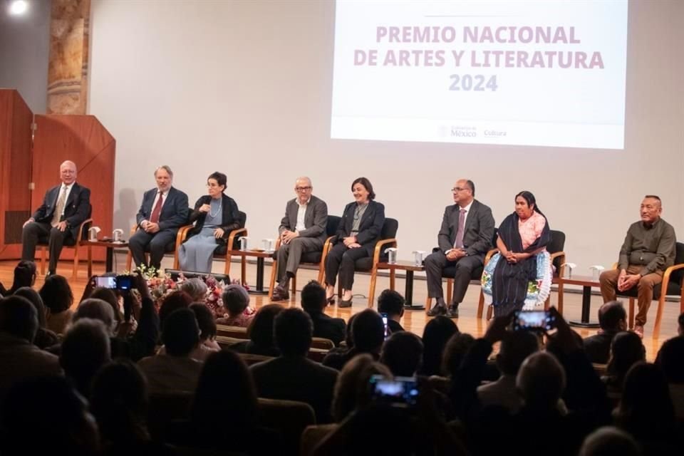 Sin la presencia de la Presidenta Sheinbaum ni la titular de la Secretaría de Cultura, fueron entregados en la Sala Ponce del Palacio de Bellas Artes los Premios Nacionales de Artes y Literatura.