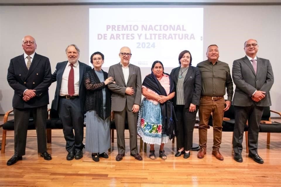 Los Premios Nacionales fueron entregados por Alejandra de la Paz, directora del INBAL, y José Luis Paredes, director del Sistema de Apoyos a la Creación y Proyectos Culturales.
